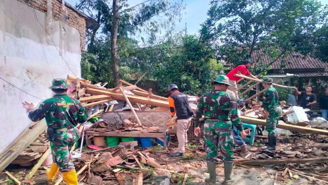 Petugas gabungan membersihkan reruntuhan di rumah warga yang terdampak angin puting beliung di Desa Sukamakmur, Kecamatan Ajung, Kabupaten Jember, Selasa (28/2/2023). (ANTARA/HO-BPBD Jember)