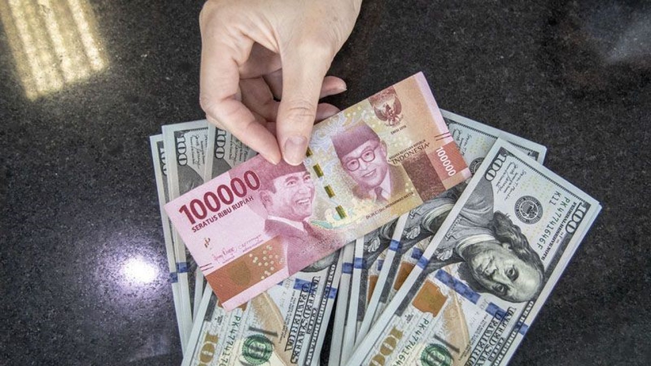 Ilustrasi - Petugas menunjukan uang pecahan Rupiah dan dolar AS di gerai penukaran mata uang asing VIP (Valuta Inti Prima) Money Changer, Jakarta, Selasa (4/10/2022). ANTARA FOTO/Muhammad Adimaja/aww/pri. (ANTARA FOTO/MUHAMMAD ADIMAJA)