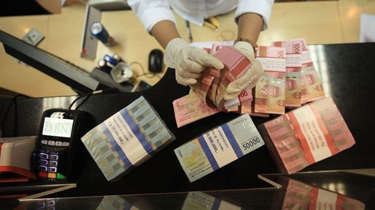 Petugas menghitung uang rupiah dan dolar AS di salah satu kantor cabang PT Bank Negara Indonesia (Persero) Tbk, KCU Melawai, Jakarta, Selasa (16/8/2022). ANTARA FOTO/Reno Esnir/foc/pri.