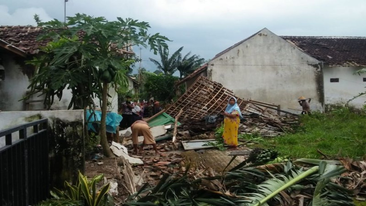 Rumah warga yang rusak akibat puting beliung di Desa Sukamakmur, Kabupaten Jember, Senin (27/2/2023) sore. (ANTARA/HO-Kodim 0824 Jember)