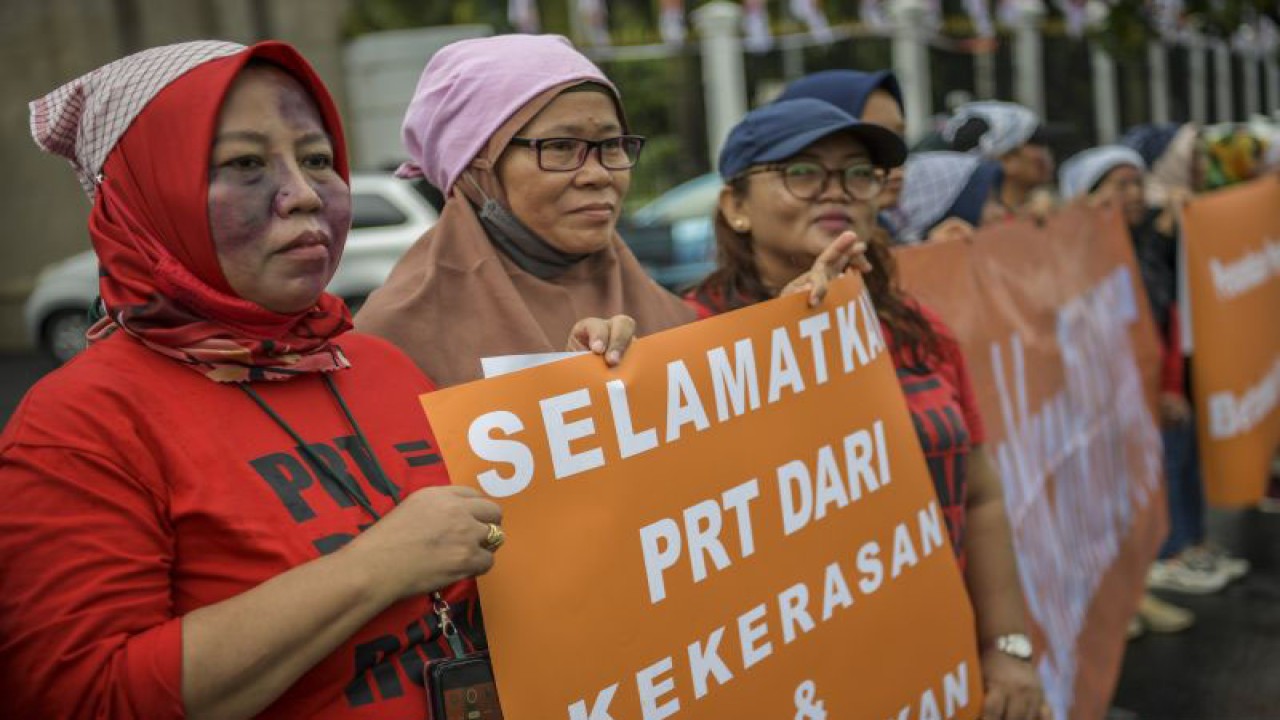 Dokumentasi. Pengunjuk rasa yang tergabung dalam Koalisi Sipil untuk UU PPRT menggelar aksi teaterikal di depan gedung DPR, Jakarta, Rabu (1/2/2023). ANTARA FOTO/Galih Pradipta/nym. (ANTARA FOTO/GALIH PRADIPTA)