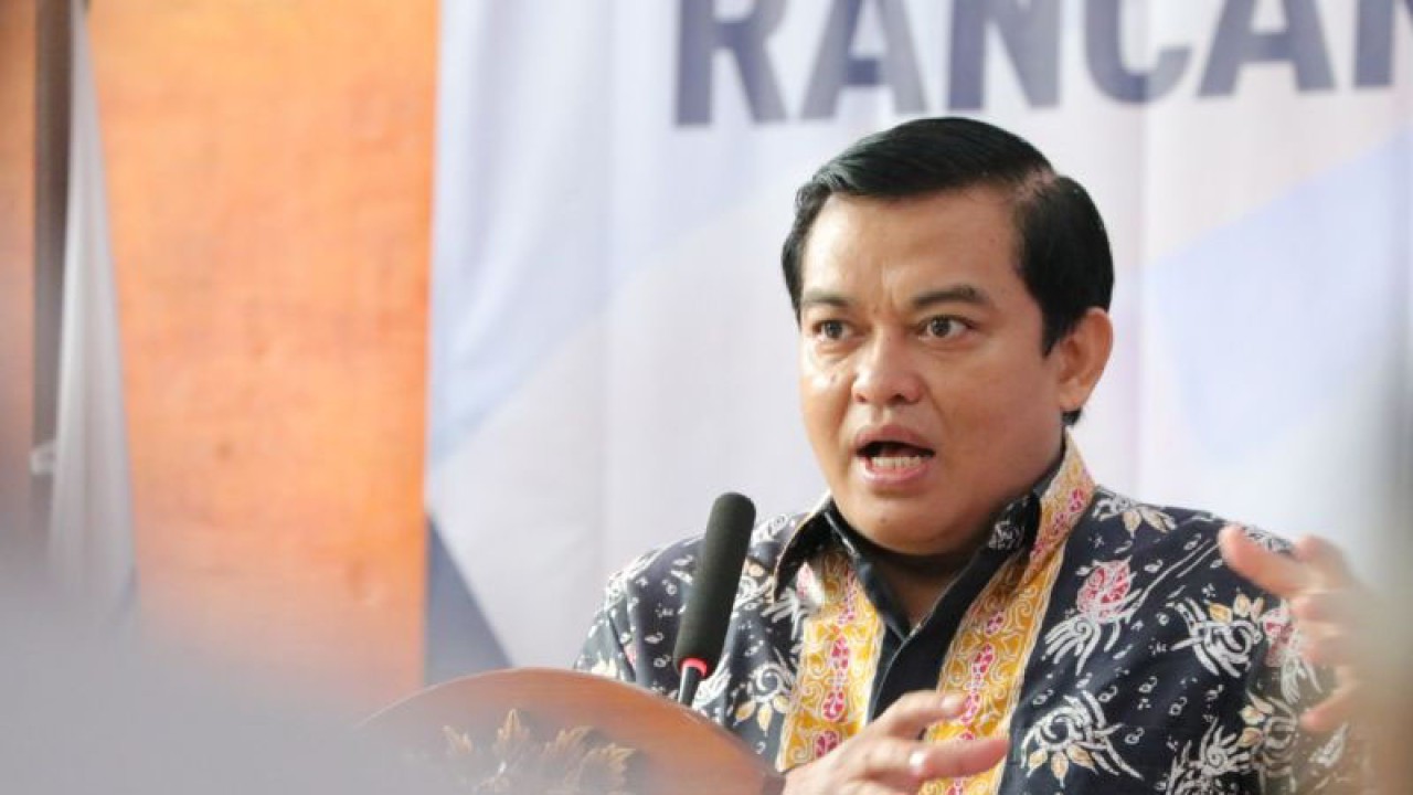 Kepala BPHN Kemenkumham Widodo Ekatjahjana memberikan penjelasan terkait RUU Penilai di Jakarta, Jumat (17/2/2023). ANTARA/HO-Humas BPHN.