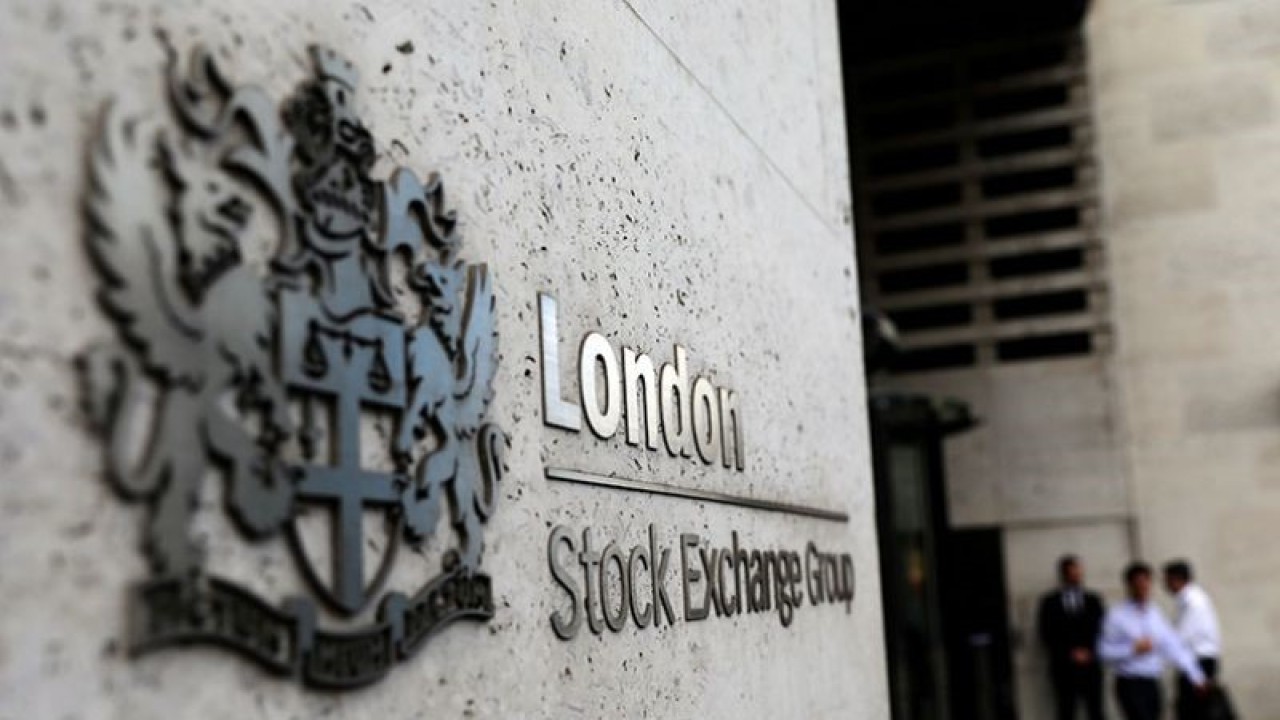 Arsip foto - Pejalan kaki meninggalkan dan memasuki Bursa Efek London di London, Inggris 15 Agustus 2017. ANTARA/REUTERS/Neil Hall/pri.