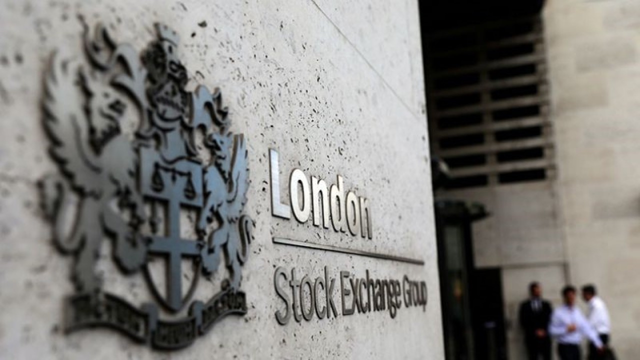 Arsip foto - Pejalan kaki meninggalkan dan memasuki Bursa Efek London di London, Inggris 15 Agustus 2017. ANTARA/REUTERS/Neil Hall/pri.
