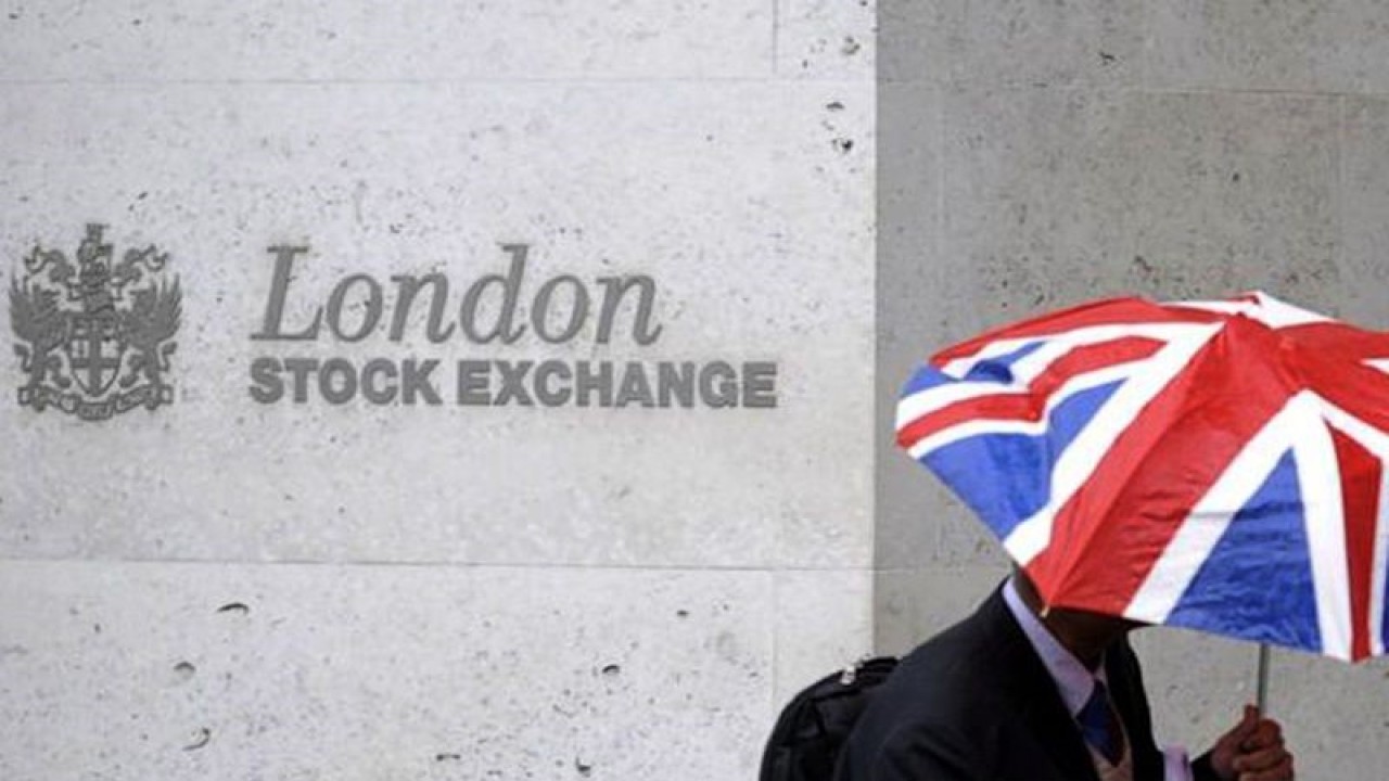 Seorang warga Inggris melintas di pintu masuk Bursa Efek London di London, Inggris. ANTARA/REUTERS/Peter Nicholls/am.