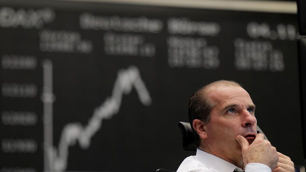 Arsip Foto - Seorang pialang saham melihat monitornya saat indeks harga saham Jerman DAX bereaksi terhadap pemilihan presiden AS 2020 dalam bursa saham di Frankfurt, Jerman, Rabu (4/11/2020). ANTARA/REUTERS/Kai Pfaffenbach/am.