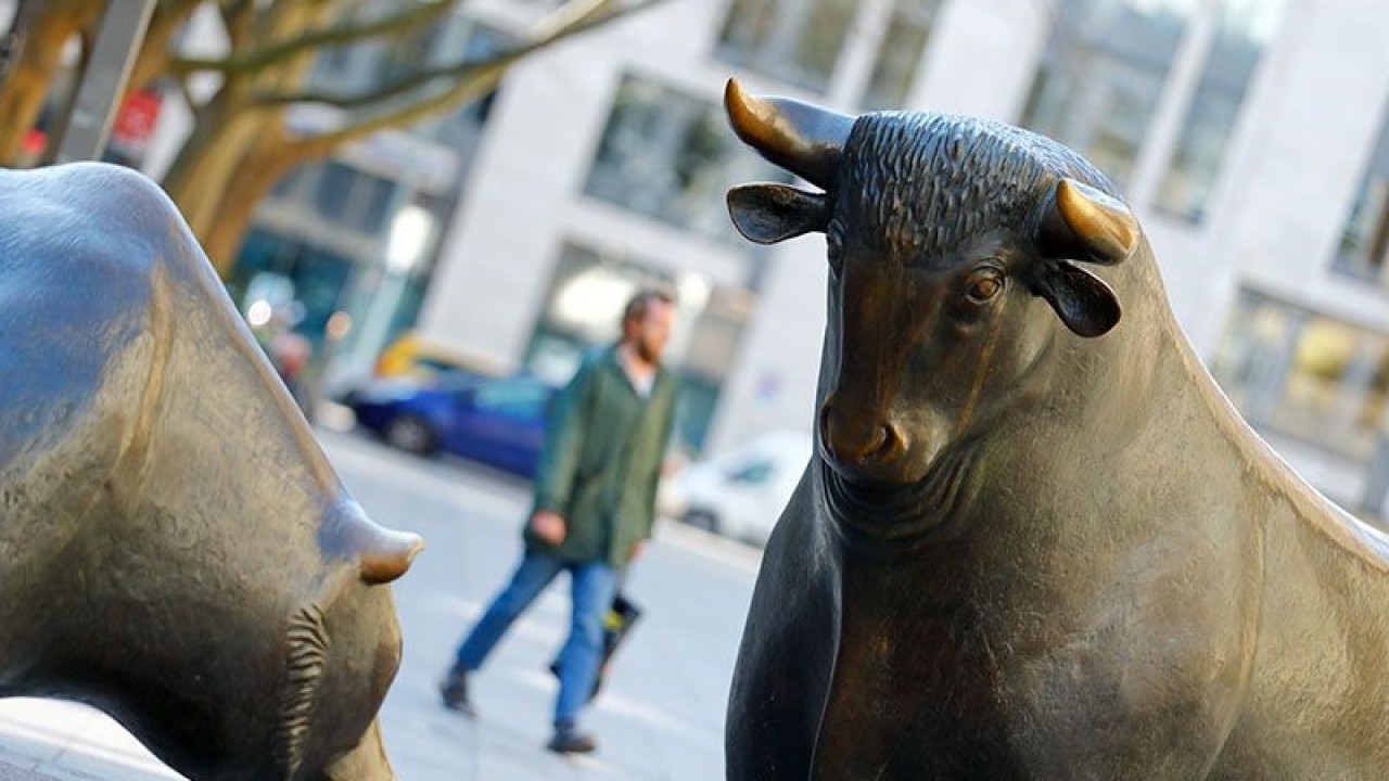 Dokumentasi - Banteng dan beruang, simbol perdagangan yang sukses dan buruk terlihat di depan bursa saham Jerman (Deutsche Boerse), di Frankfurt, Jerman, (25/3/2020). ANTARA/REUTERS / Ralph Orlowski / File Photo/pri.