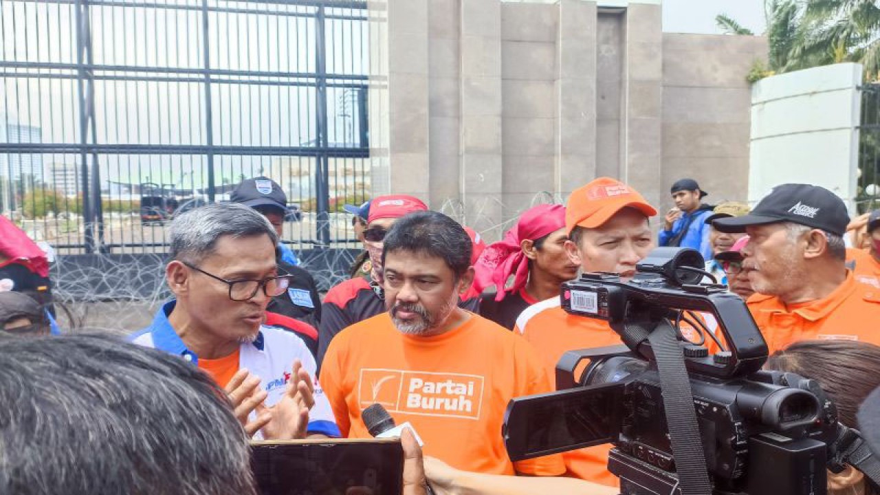 Presiden Partai Buruh Said Iqbal (kedua dari kiri) saat melakukan wawancara di depan Gedung DPR/MPR RI Senin (6/2/2023). ANTARA/Ilham Kausar