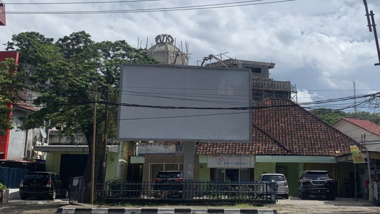 Salah satu Papan Reklame di Kota Palembang (ANTARA/Ahmad Rafli Baiduri)