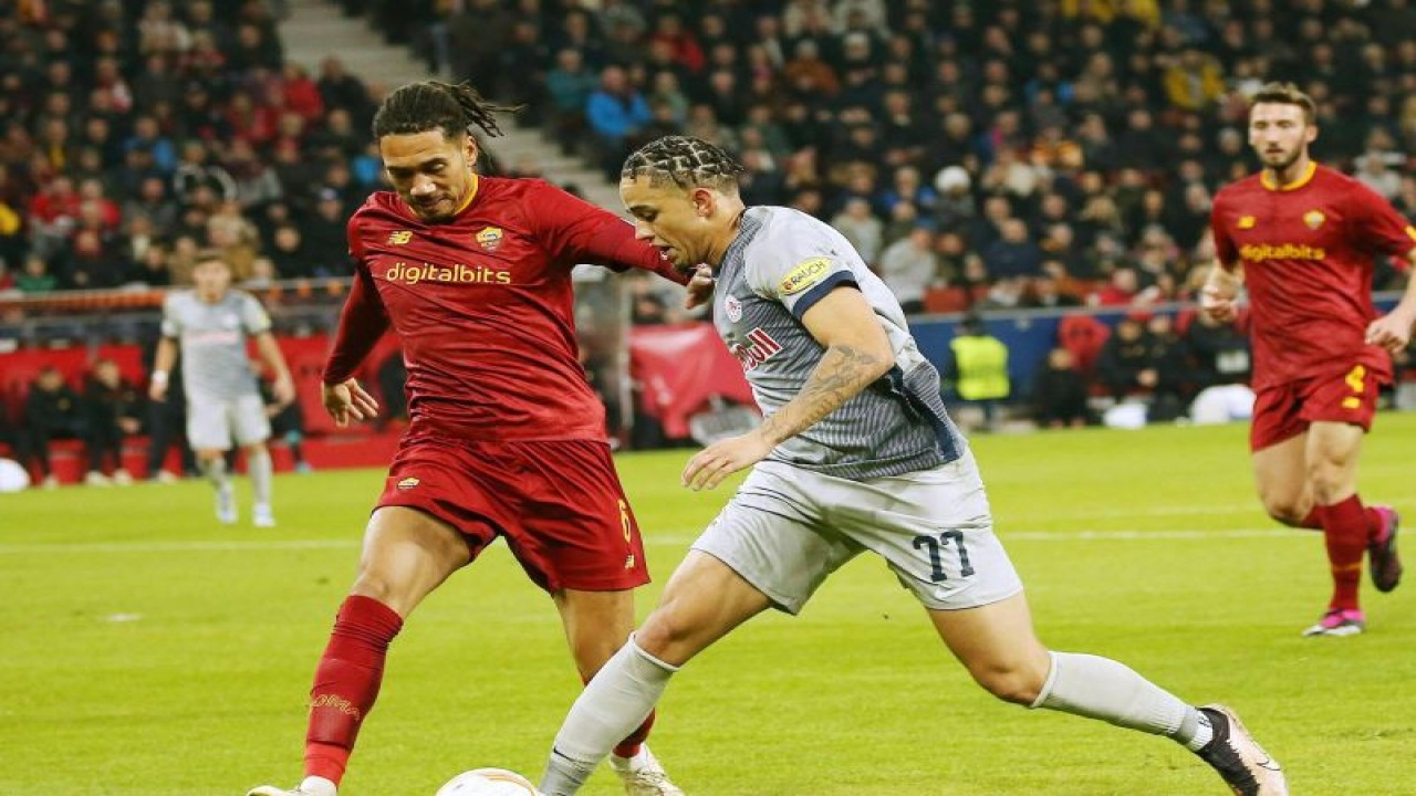 Bek AS Roma Chris Smalling (kiri) dan penyerang RB Salzburg Noah Okafor (kanan) berduel memperebutkan bola pada pertandingan leg pertama putaran play off Liga Europa yang dimainkan di Red Bull Arena, Salzburg, Jumat dini hari WIB. (ANTARA/AFP/KRUGFOTO)