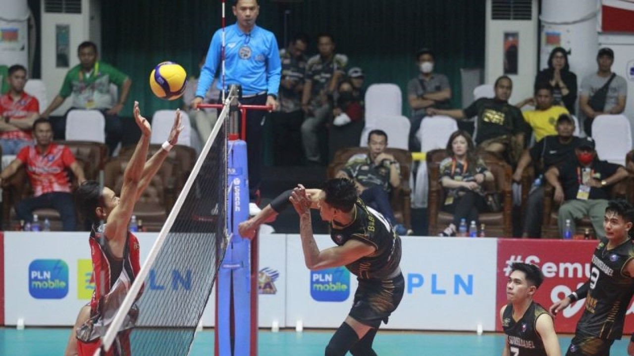 Pemain Palembang Bank Sumselbabel Machfud Nurcahyadi (kanan) berusaha melepaskan bola smes melewati blok pemain Surabaya BIN Samator pada pertandingan PLN Mobile Proliga 2023 seri pertama putaran kedua di GOR Tri Dharma Petrokimia, Gresik, Minggu (5/2/2023) malam. (ANTARA/HO-Humas Proliga)