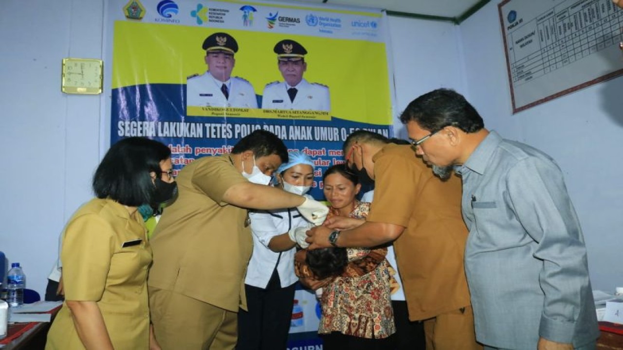 Bupati Samosir vandiko Gultom saat memantau proses vaksinasi Polio kepada anak di Kabupaten Samosir (ANTARA/HO)