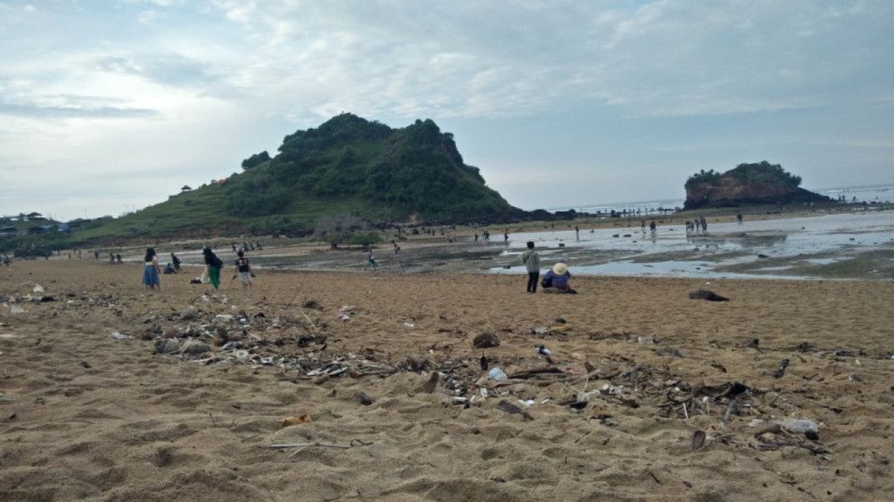 Sampah yang berserakan di Pantai Kuta, Lombok Tengah, Nusa Tenggara Barat (ANTARA/Akhyar)