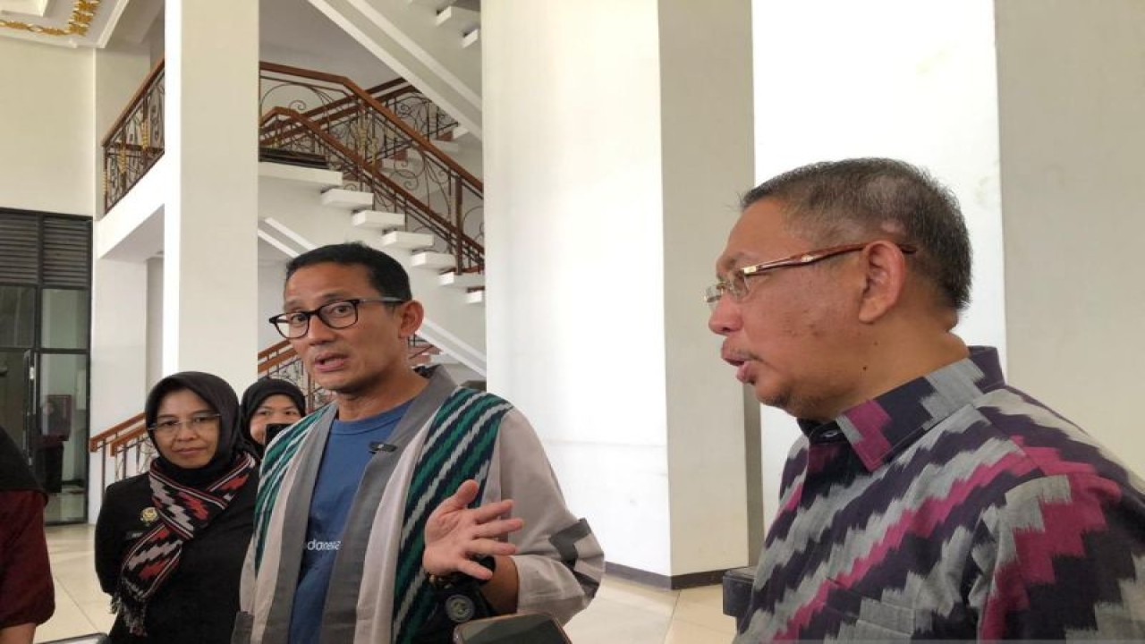 Menteri Pariwisata dan Ekonomi Kreatif Sandiaga Salahuddin Uno (kiri) bersama Gubernur Kalbar Sutarmidji memberikan keterangan pers terkait potensi wisata Kalbar di Pontianak, Kamis (9/2/2023). (FOTO ANTARA/Sucia Lucinda)