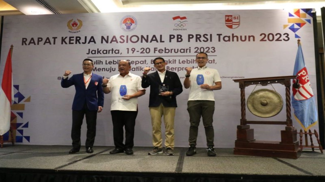 Menteri Pariwisata dan Ekonomi Kreatif Sandiaga Uno (tengah) saat membuka Rapat Kerja Nasional (Rakernas) Persatuan Renang Seluruh Indonesia (PRSI) yang digelar di Hotel Aryaduta, Jakarta, Minggu (19/2/2023). (ANTARA/HO-PB PRSI)