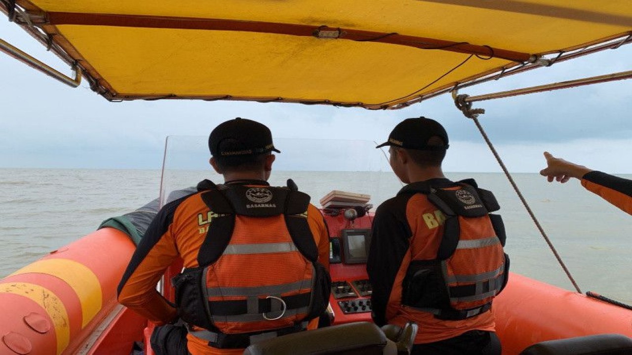 Petugas SAR melajukan pencarian terhadap nelayan asal Jepara yang hilang saat melaut di sekitar Laut Jawa di perauran Jepara, Kamis. (ANTARA/ HO-SAR Semarang)