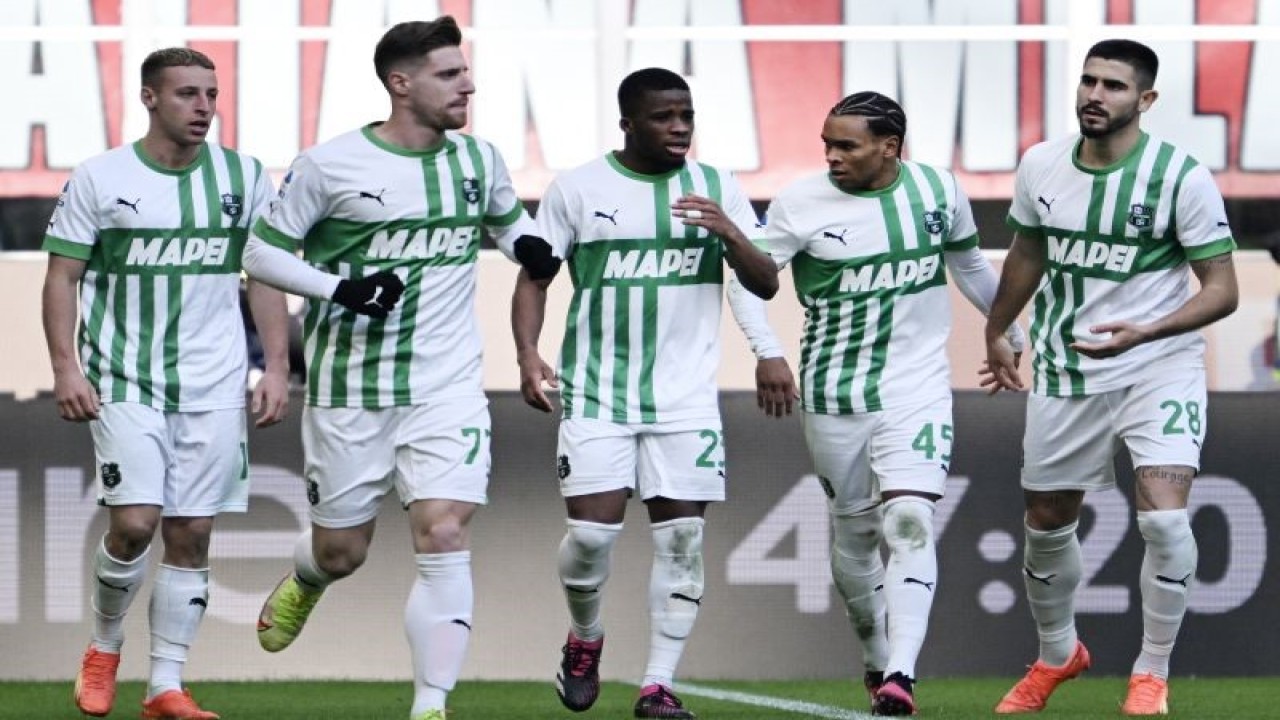 Arsip - para pemain Sassuolo merayakan gol dari titik penalti yang diciptakan pemain depan Armand Lauriente (kedua dari kanan) saat menghadapi AC Milan di San Siro stadium, Milan, pada 29 Januari 2023. (Photo by MIGUEL MEDINA / AFP) (AFP/MIGUEL MEDINA)