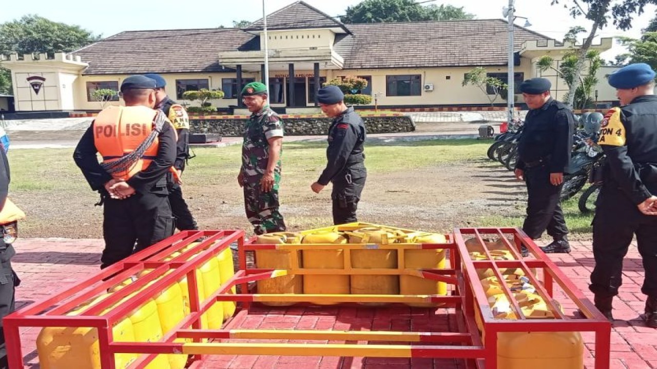 Sat Brimob Polda NTB bersama TNI saat mengecek sarana penanggulangan bencana alam usai apel bersama di lapangan Mako Brimob Polda NTB di Desa Rambitan, Lombok Tengah (ANTARA/Humas Kodim 1620 Lombok Tengah)