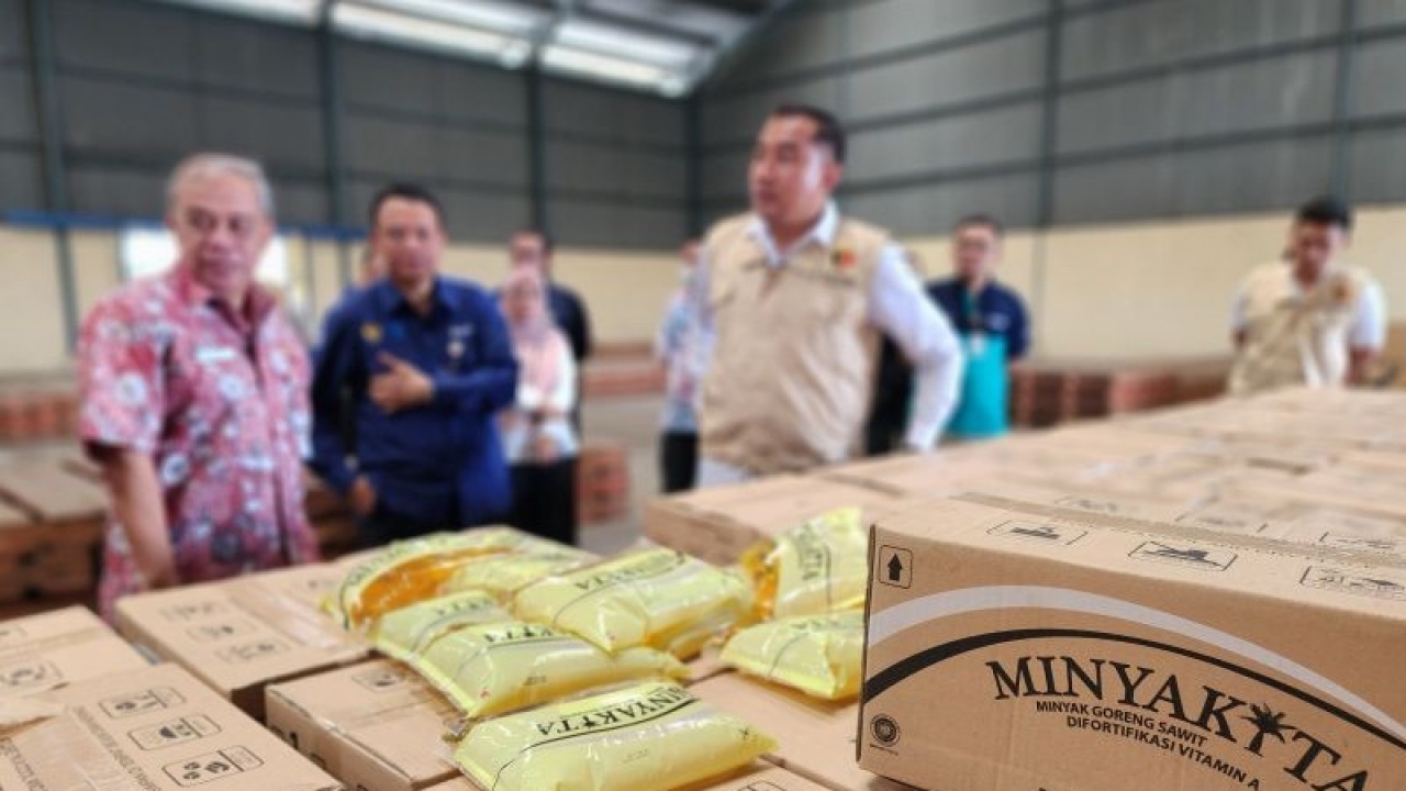 Satgas Pangan Polda Jateng mengecek persediaan MinyaKita di gudang Bulog Tambak Aji Semarang, Rabu. (ANTARA/ I.C.Senjaya)