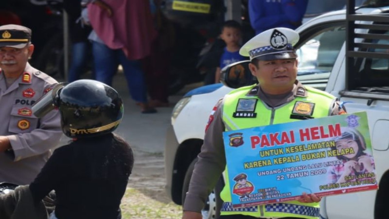 Salah satu petugas Satlantas Polres Kapuas Hulu memberikan imbauan keselamatan berkendara dengan humanis saat pelaksanaan Operasi Keselamatan Kapuas Tahun 2023, di Kota Putussibau Kapuas Hulu Kalimantan Barat, Rabu (8/2/2023). ANTARA (Teofilusianto Timotius)