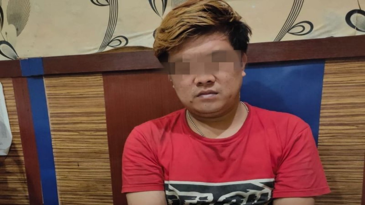 Tersangka pengedar obat keras terbatas berinisial MI beserta barang bukti ratusan butir obat keras hasil pengungkapan kasus yang dilakukan personel Satnarkoba Polres Sukabumi. Antara/HO/Humas Polres Sukabumi Kota