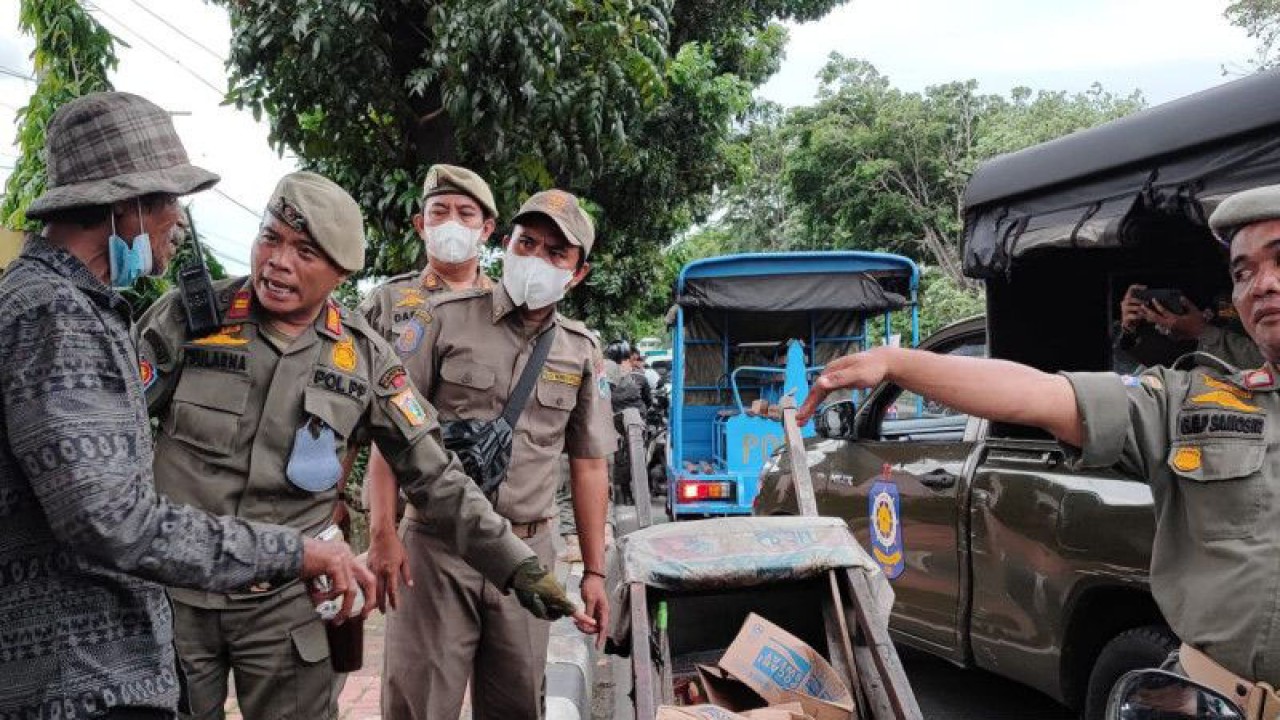 Petugas Satpol PP Jakarta Timur menjaring salah satu Pemerlu Pelayanan Kesejahteraan Sosial (PPKS) di Kecamatan Pulogadung, Jakarta Timur, Kamis (9/2/2023). ANTARA/Syaiful Hakim