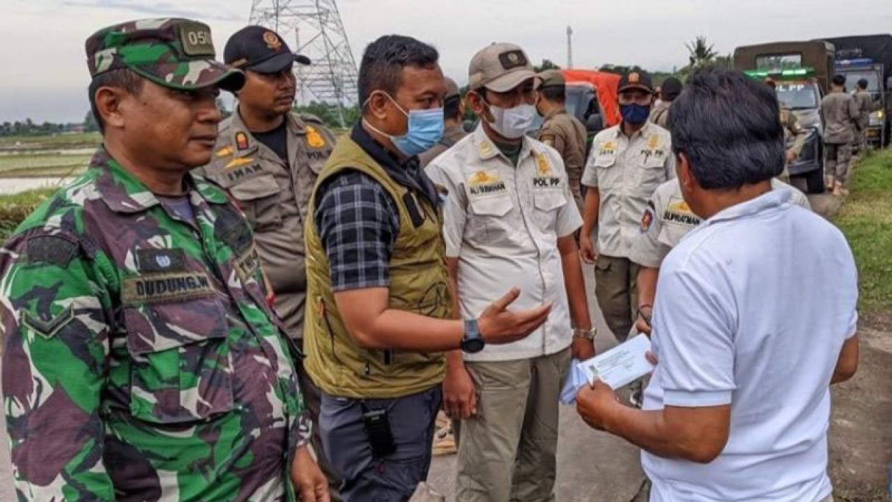 Satuan Polisi Pamong Praja Kabupaten Bekasi, Jawa Barat menertibkan bangunan liar yang berdiri di atas titik yang akan dibangun jalan dan saluran irigasi Kecamatan Kedung Waringin, Sabtu (18/2/2023). ANTARA/Pradita Kurniawan Syah