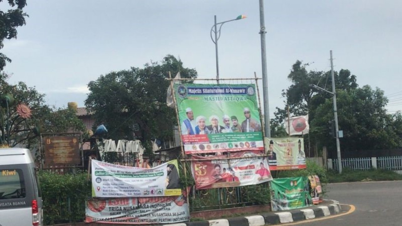 Beberapa baliho dan spanduk memadati ruang publik di Taman Publik Kali Ulu Kecamatan Cikarang Utara, Kabupaten Bekasi, Jawa Barat. ANTARA/Pradita Kurniawan Syah.