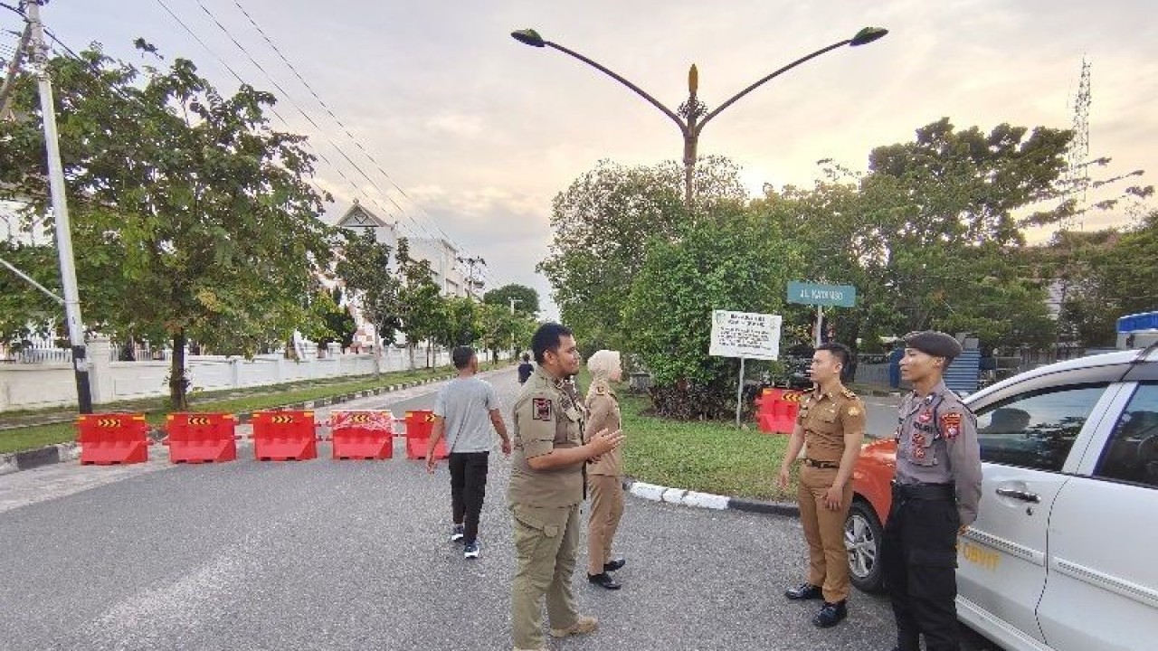 Tampak petugas dari Satpol PP Kalteng dan lainnya berjaga di kawasan Jalan Brigjen Katamso Palangka Raya, Senin sore, (6/2/2023). (ANTARA/Muhammad Arif Hidayat)