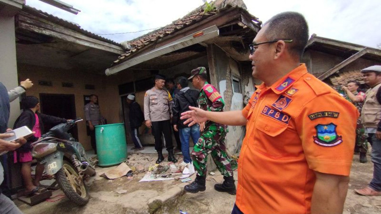 Kepala Pelaksana BPBD Kabupaten Garut Satria Budi mengecek rumah warga yang terdampak gempa di Kecamatan Pasirwangi, Kabupaten Garut, Jawa Barat, Kamis (2/2/2023). (ANTARA/Feri Purnama)