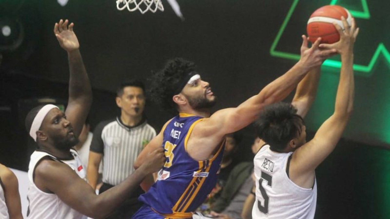 Pemain Satria Muda (biru) berusaha merebut bola yang dibawa oleh pemain Bima Perkasa dalam pertandingan lanjutan seri kedua Liga Basket Indonesia (IBL) musim 2023, dI Kota Malang, Jawa Timur, Sabtu (4/2/2023). ANTARA FOTO/Ari Bowo Sucipto.