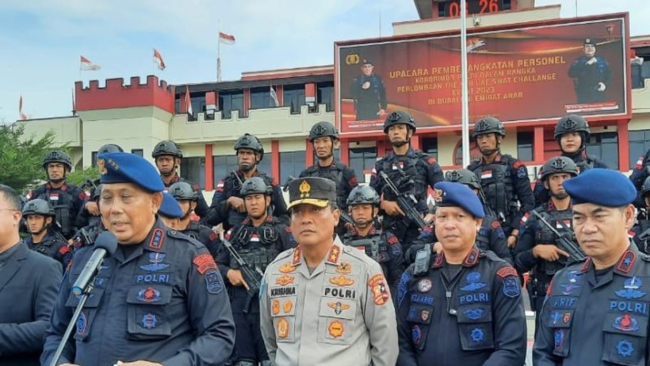 Komandan Korps Brimob (Dankorbrimob) Polri Komjen Pol. Anang Revandoko memberikan keterangan pers di Lapangan Mako Brimob Polri, Kelapa Dua, Depok, Jawa Barat, Senin, usai upacara pelepasan keberangkatan Tim Brimob mengikuti kejuaraan UAE SWAT Challenge ke-4 ke Dubai. (ANTARA/Laily Rahmawaty)