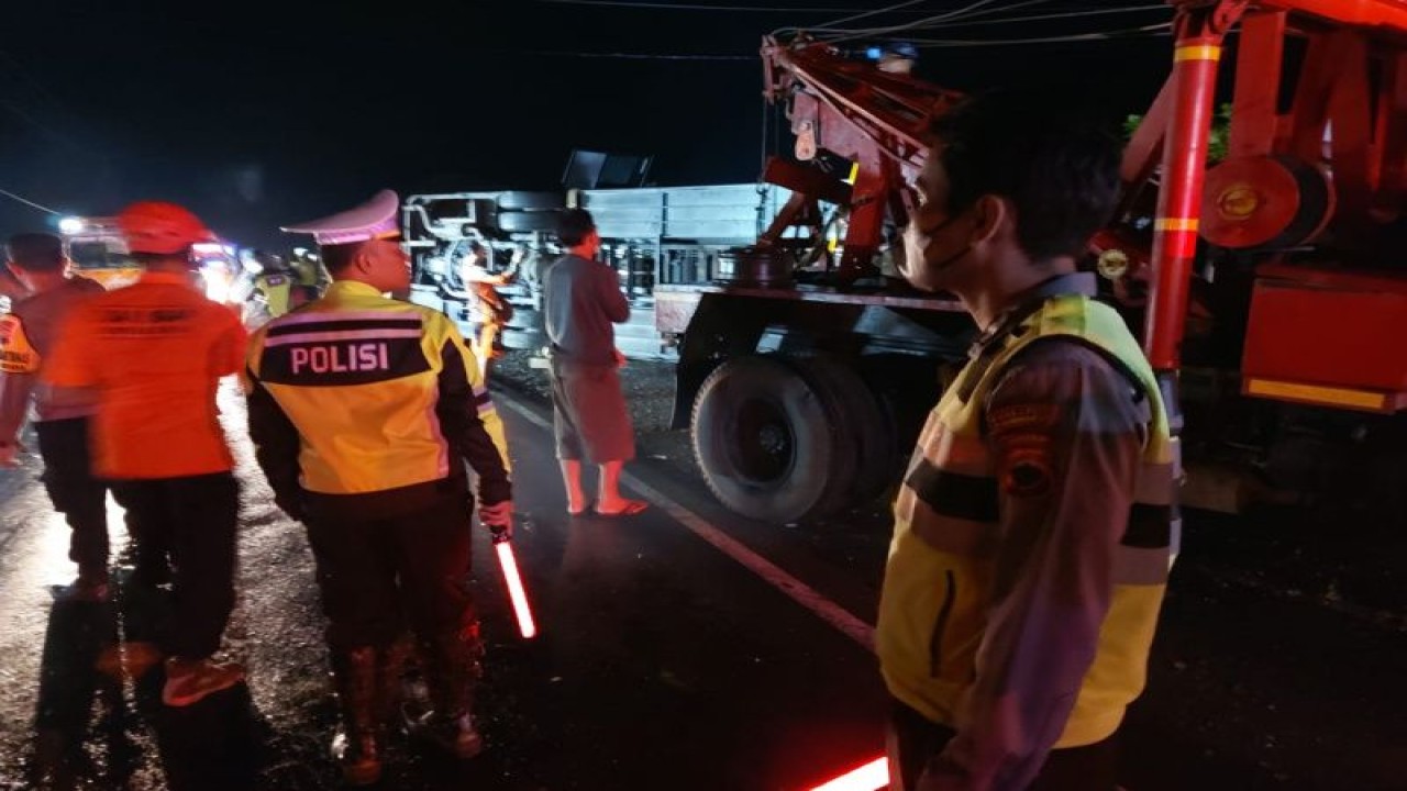 Polisi mengevakuasi bus yang terguling setelah telibat kecelakaan di Jalan Lintas Selatan Jateng, Purworejo, Minggu (12/2) malam. ANTARA/HO-Polres Purworejo