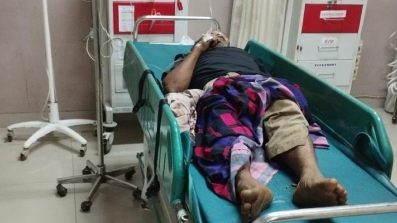 Korban tertimpa pohon kelapa yakni Jajang (63) warga Kampung Cisalak, RT 03, RW 12, Desa Sukamaju, Kecamatan Cikembar, Kabupaten Sukabumi, Jabar saat menjalani perawatan di RSUD Sekarwangi pada Senin (13/2/2023). ANTARA/HO-Polsek Cikembar
