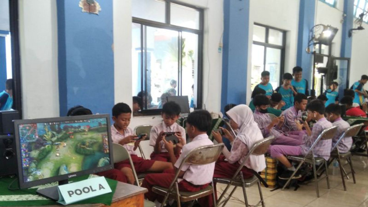 Sejumlah pelajar SD tengah konsentrasi mengikuti lomba e-sport mobile legend di SMP Muhammadiyah 1 Kudus, Jawa Tengah, Kamis (9/2/2023). (ANTARA/Akhmad Nazaruddin Lathif)