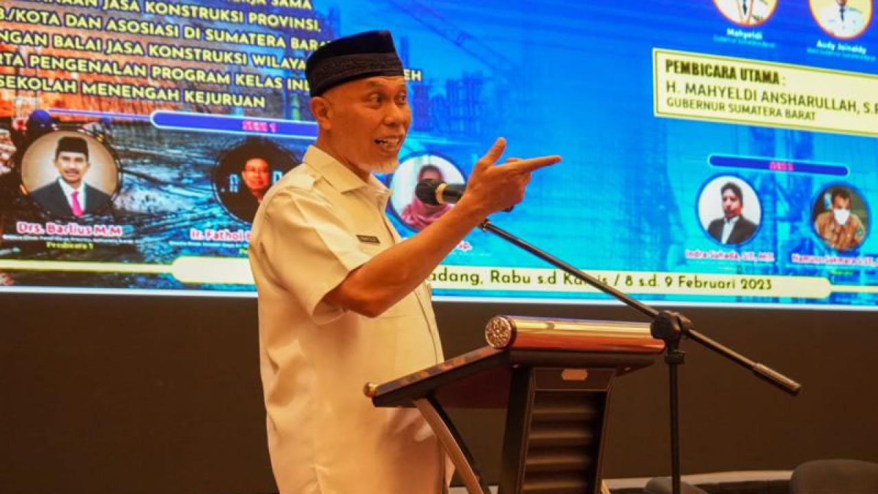 Gubernur Sumbar Mahyeldi minta pelaku jasa konstruksi tingkatkan sdm pekerja. (ANTARA/Dok Biro Adpim)