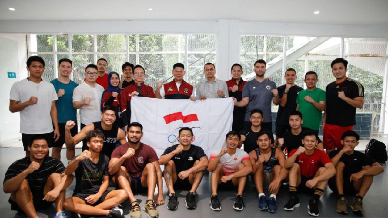 Ketua Umum Komite Olimpiade Indonesia (KOI/NOC Indonesia) Raja Sapta Oktohari berfoto bersama timnas karate Indonesia yang mempersiapkan diri jelang SEA Games Kamboja 2023. (ANTARA/HO/NOC Indonesia)