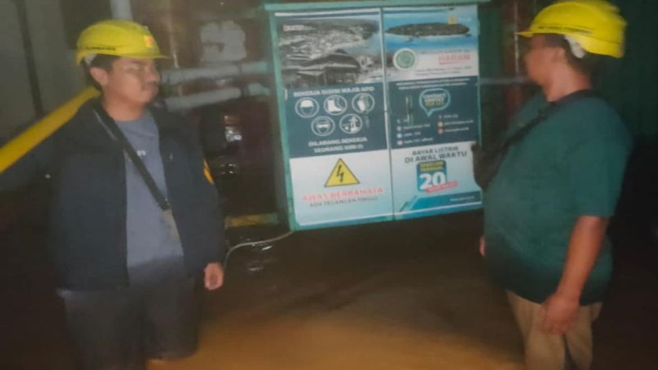 Dua orang petugas PLN mengecek instalasi kelistrikan yang terdampak banjir di Kecamatan Taliwang, Kabupaten Sumbawa Barat, Nusa Tenggara Barat, sejak Senin (13/2) hingga Selasa (14/2/2023). ANTARA/HO-PLN