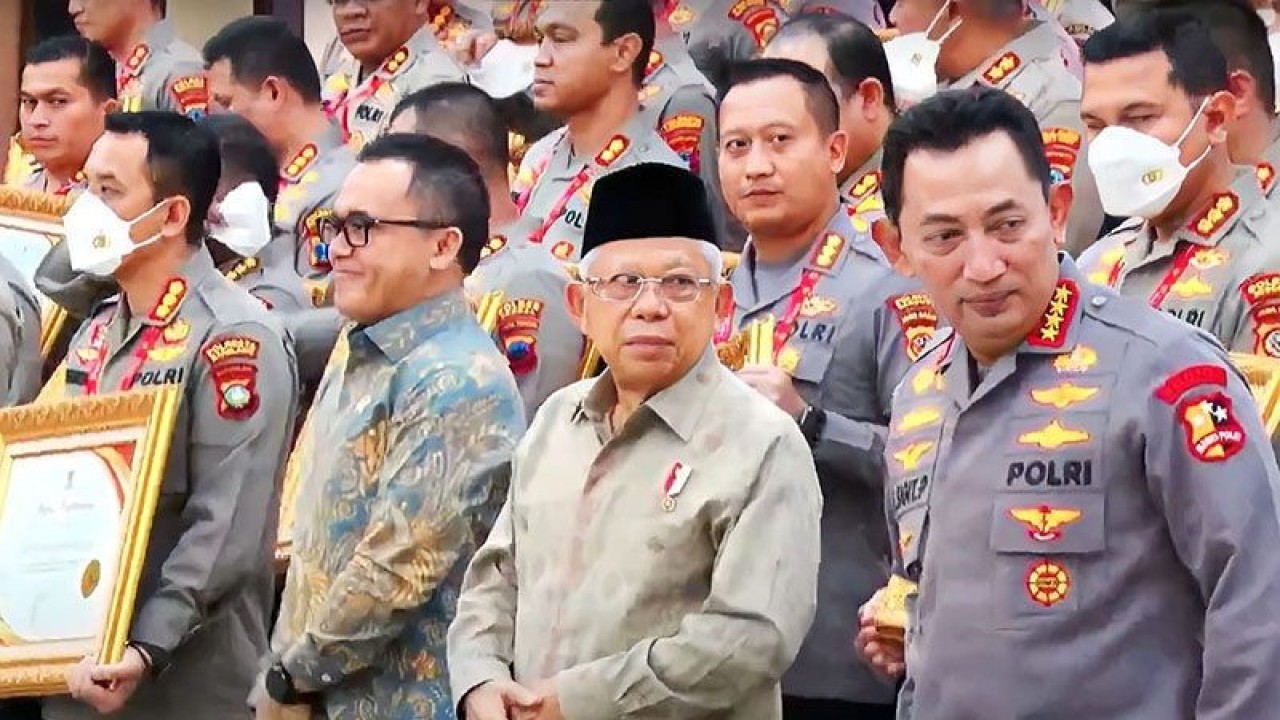 Wakil Presiden Ma'ruf Amin didampingi Kapolri Jenderal Pol. Listyo Sigit Prabowo (kanan depan) dan Menteri Pendayagunaan Aparatur Negara dan Reformasi Birokrasi Abdullah Azwar Anas (dua kiri) berfoto bersama penerima Penghargaan Pelayanan Kategori Pelayanan Prima dan Predikat Pembangunan Zona Integritas di Lingkungan Polri Tahun 2022 yang diselenggarakan di Mabes Polri, Jakarta, Selasa (21/2/2023). ANTARA/Youtube Wakil Presiden Republik Indonesia/pri.
