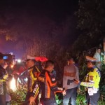 Sejumlah anggota polisi dan warga sedang membersihkan material longsor. (ANTARA/HO)-1677462887