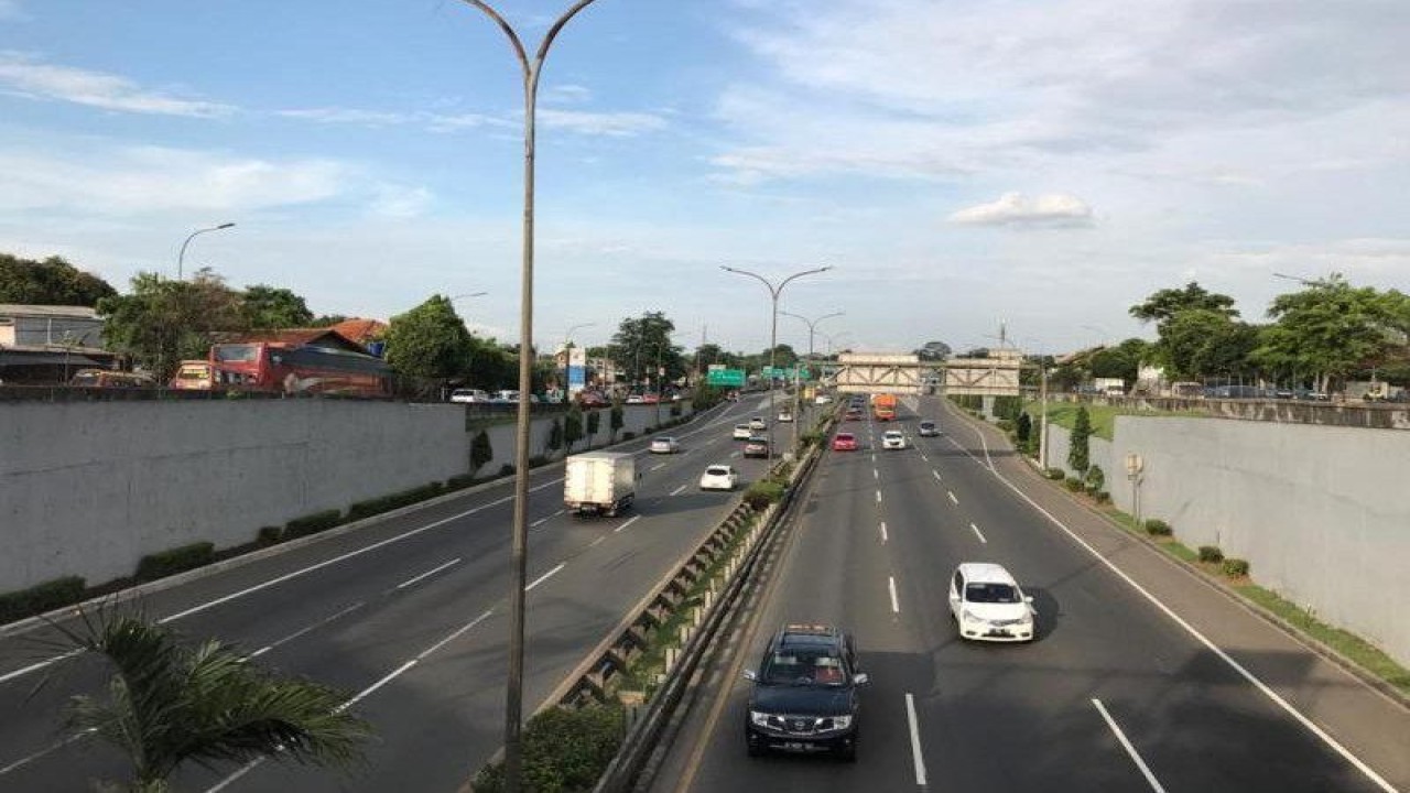 Sejumlah kendaraan terlihat melintas di ruas tol JORR seksi S. ANTARA/HO- Hutama Karya.