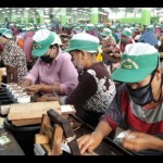 Sejumlah pekerja rokok di Kabupaten Kudus, Jawa Tengah. (ANTARA/Akhmad Nazaruddin Lathif)-1676341635