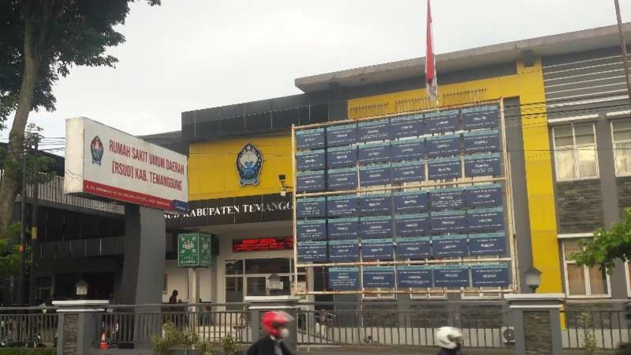 Sejumlah pengendara melintas di depan RSUD Temanggung. ANTARA/Heru Suyitno