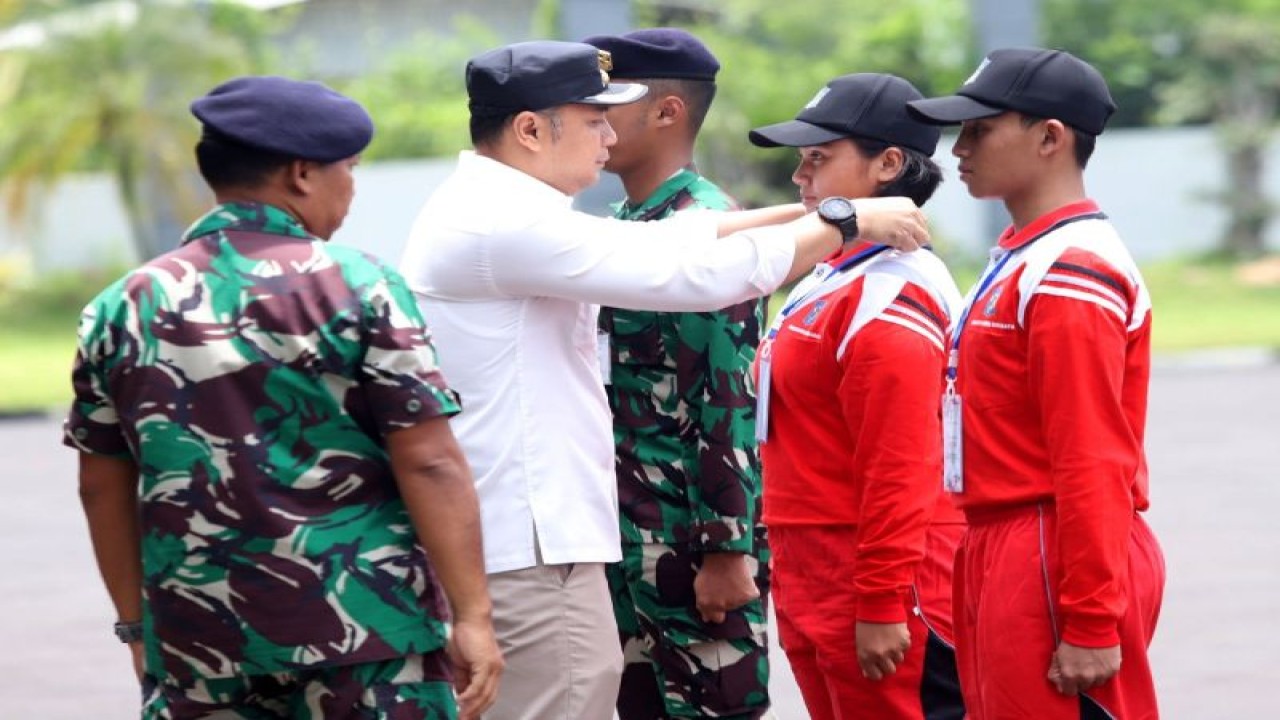 Wali Kota Surabaya Eri Cahyadi saat membuka Sekolah Kebangsaan yang diikuti 57 remaja di Lanudal Juanda, Rabu (22/2/2023). (ANTARA/HO-Diskominfo Surabaya)