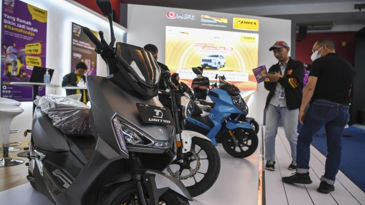 Pengunjung mengamati sepeda motor listrik pada pameran Indonesia Internasional Motor Show (IIMS) di JIExpo Kemayoran, Jakarta, Senin (20/2/2023). Menteri Energi dan Sumber Daya Mineral (ESDM) Arifin Tasrif memastikan bahwa insentif untuk kendaraan listrik akan mulai diberikan oleh pemerintah pada Maret mendatang dengan besaran insentif yang diberikan bagi sepeda motor sebesar Rp7 juta per unit. ANTARA FOTO/M Risyal Hidayat/tom. (ANTARA FOTO/M RISYAL HIDAYAT)