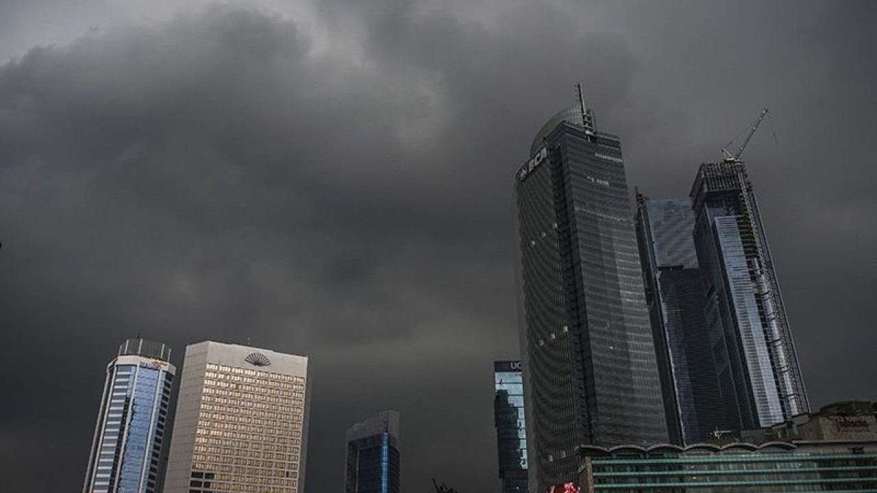 Ilustrasi - Mendung menyelimuti kawasan Bundaran Hotel Indonesia di Jakarta. ANTARA FOTO/Galih Pradipta/rwa/aa. (ANTARA FOTO/GALIH PRADIPTA)