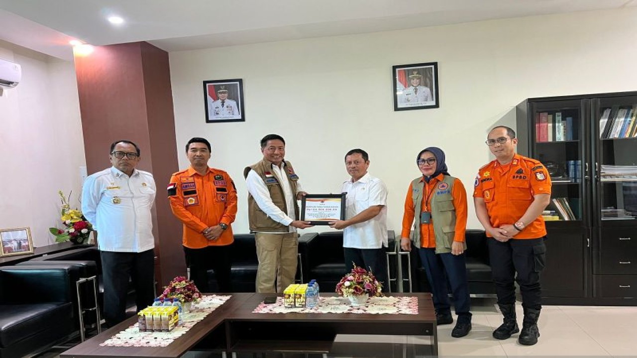 Sekda Makassar Muh Ansar menerima penyerahan bantuan dana siap pakai dari BNPB yang diserahkan Tenaga Ahli BNPB pada Kedeputian Rehabilitasi dan Rekonstruksi Brigjen TNI Jahidin Chilo di Makassar, Rabu (15/2/2023). ANTARA/HO/Pemkot Makassar