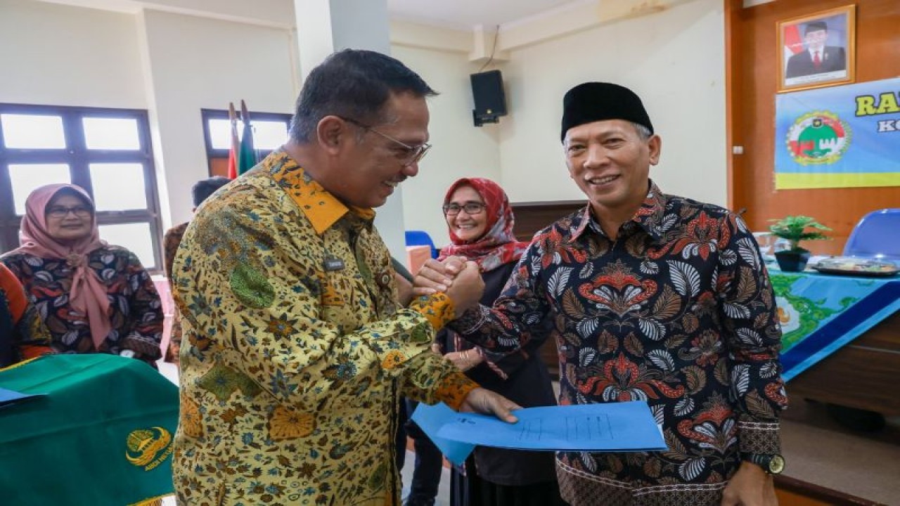 Penjabat Sekda Banten M Tranggono menghadiri RAT loperasi oegawai Pemprov Banten di Serang, Kamis. (Mulyana)