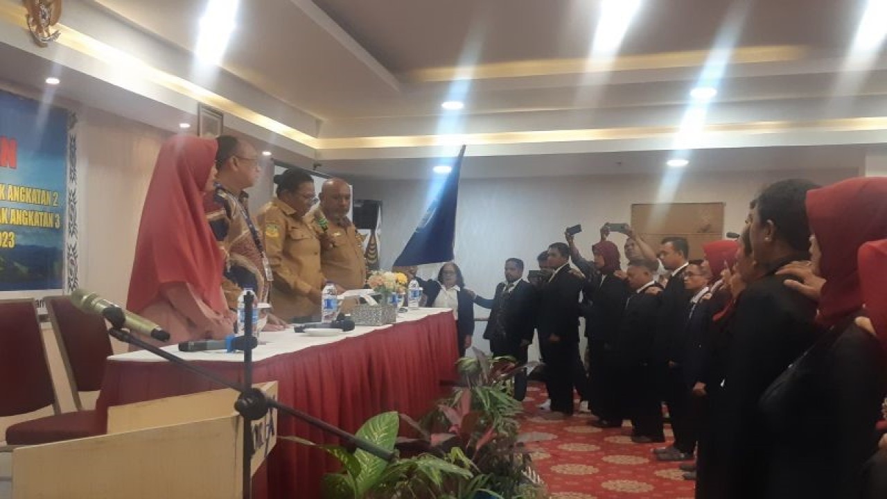 Sekretaris Daerah Kabupaten Jayapura Hana Hikoyabi (ketiga dari kanan) saat mengukuhkan komunitas praktisi sekolah angkatan II dan komunitas praktisi guru penggerak angkatan III Kabupaten Jayapura periode 2023-2026 di Sentani, Selasa (21/2) (ANTARA/Ardiles Leloltery)