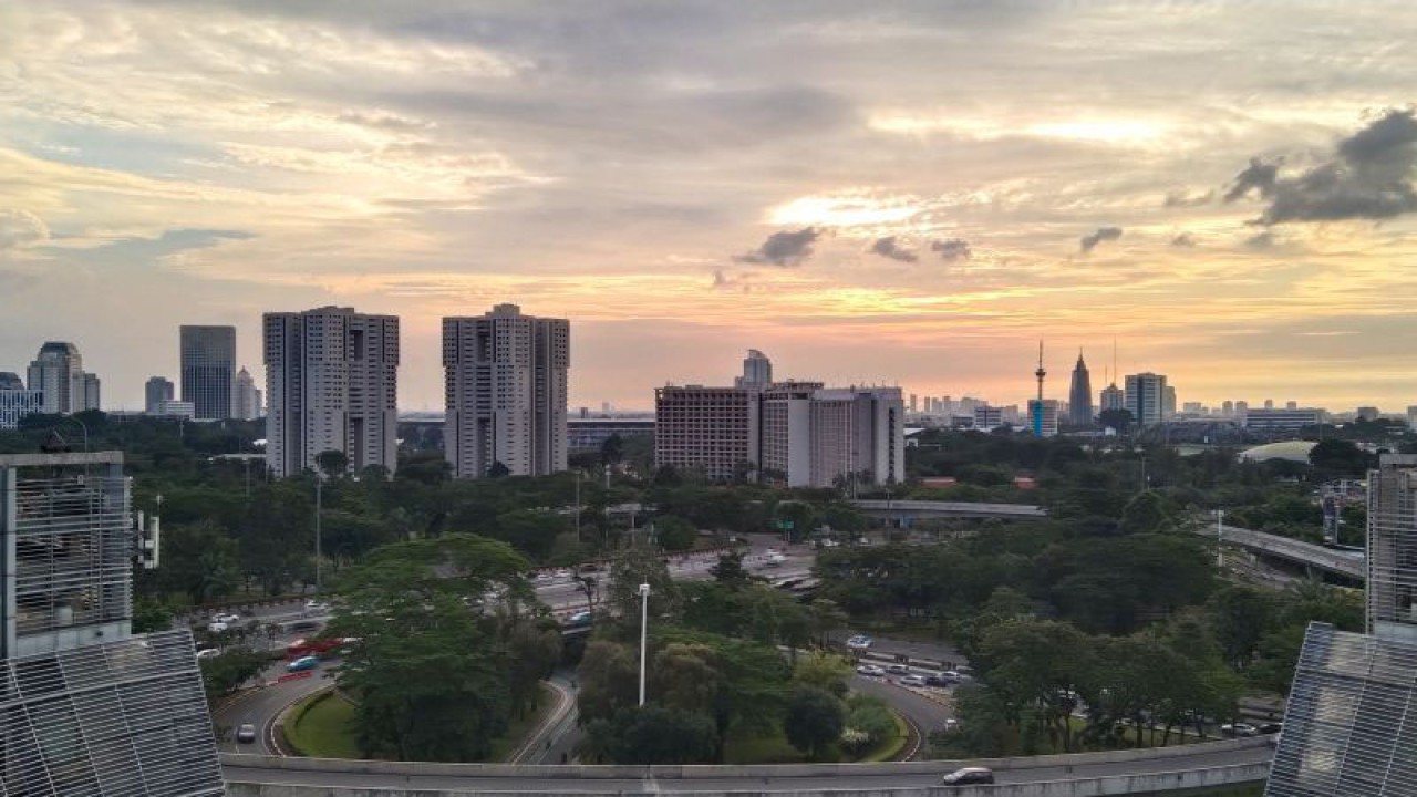 Sejumlah kendaraan bermotor melintas dengan latar belakang matahari terbenam di kawasan Semanggi, Jakarta, Sabtu (21/5/2022).ANTARA/Dewa Ketut Sudiarta Wiguna